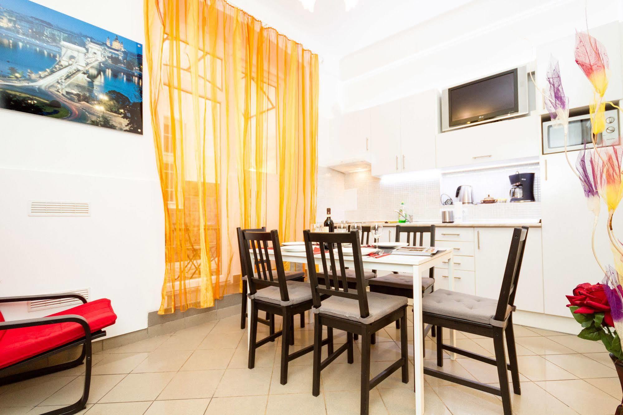 Like Home - Opera Apartments Βουδαπέστη Εξωτερικό φωτογραφία