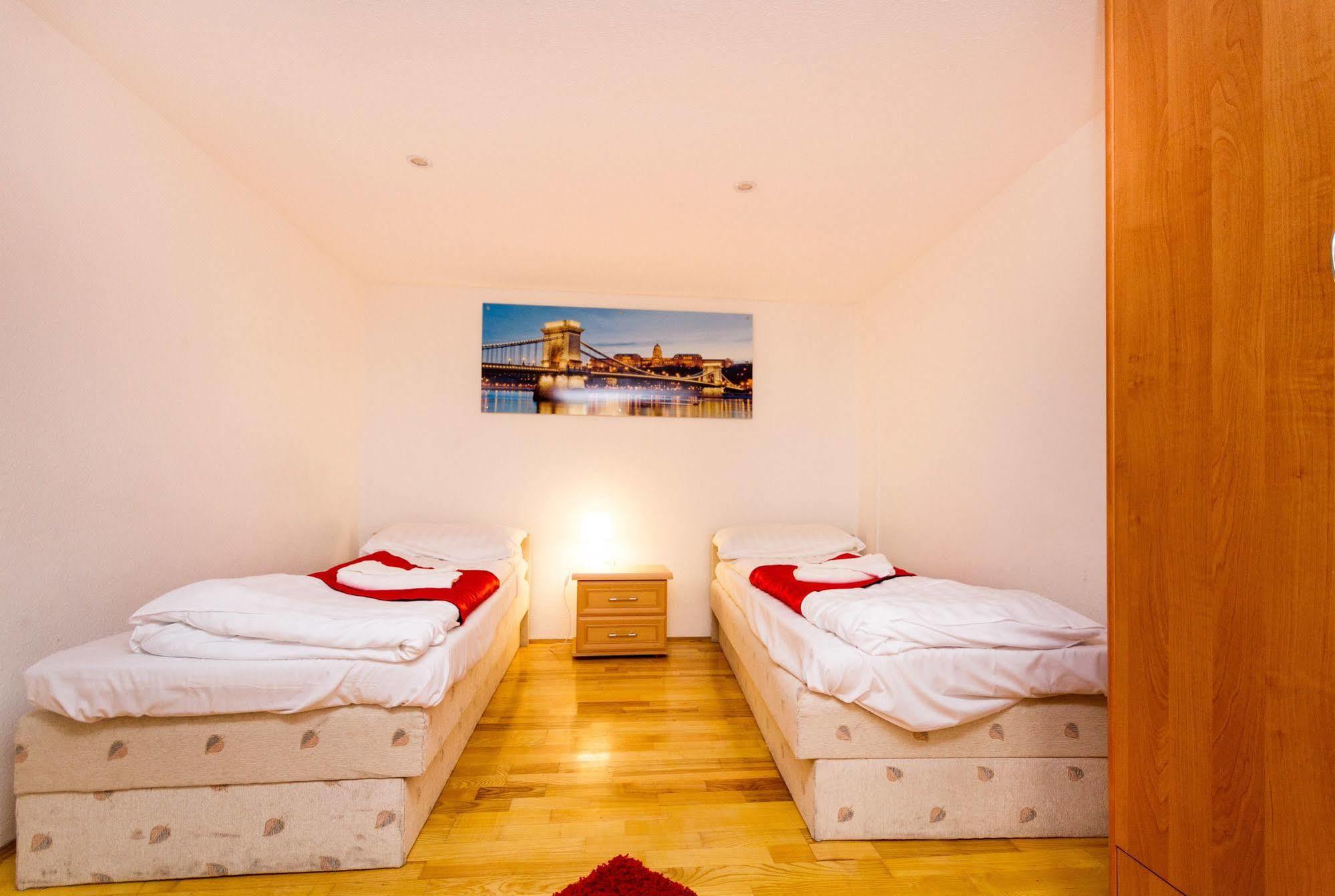 Like Home - Opera Apartments Βουδαπέστη Εξωτερικό φωτογραφία